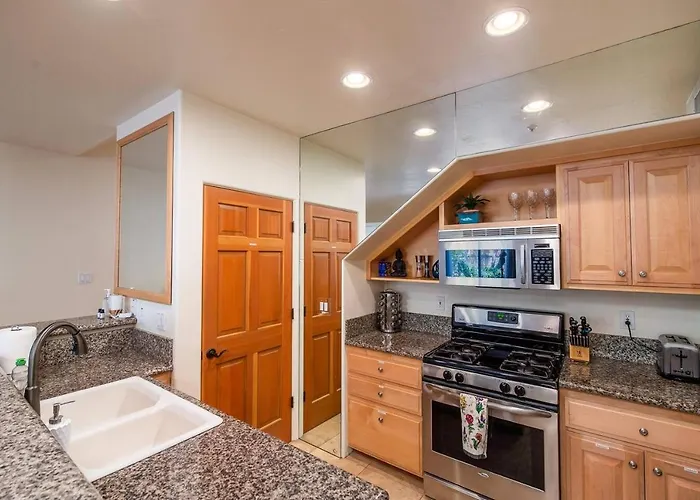 Holiday home Uptown Gem: 3-bed Townhome With Majestic Views And Location *
