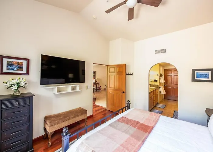 Uptown Gem: 3-bed Townhome With Majestic Views And Location Holiday home